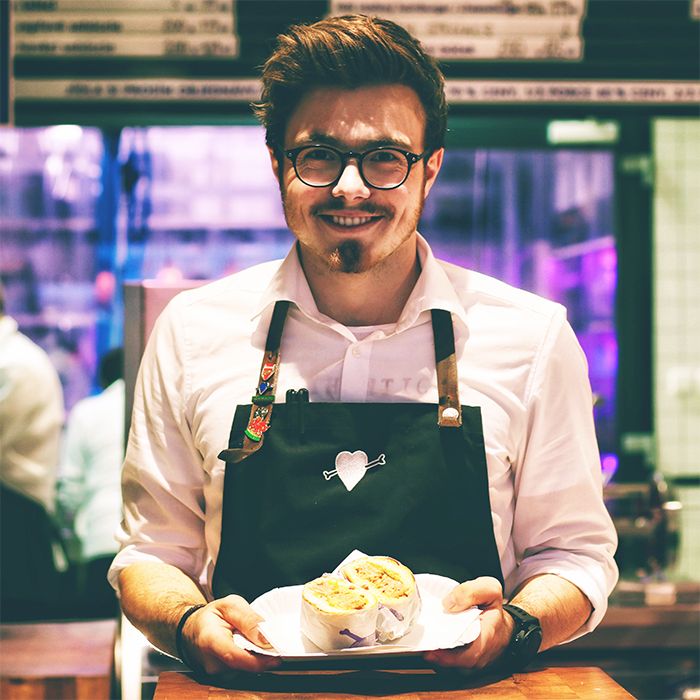 How much should I tip a waiter?